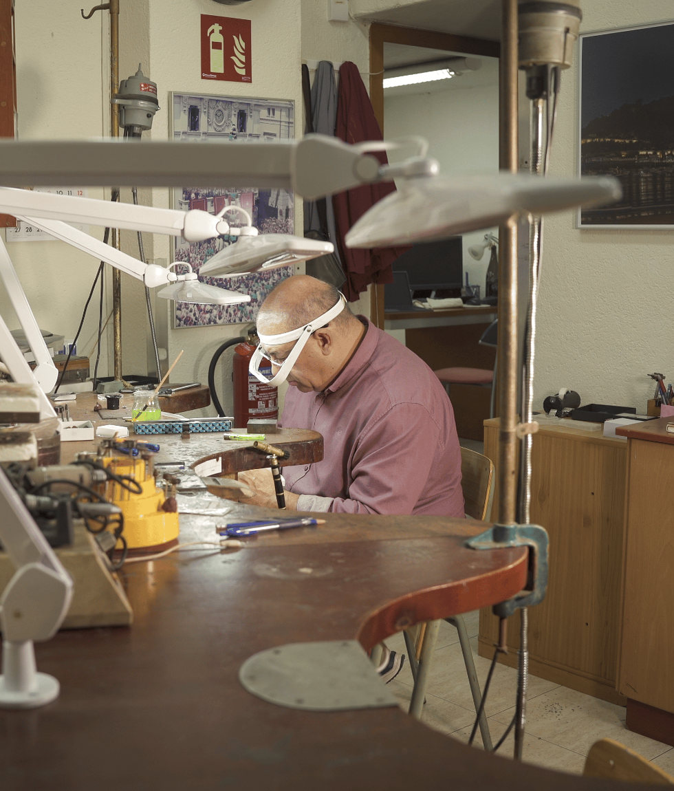 Joyero trabajando en el taller de Xavier Lecegui