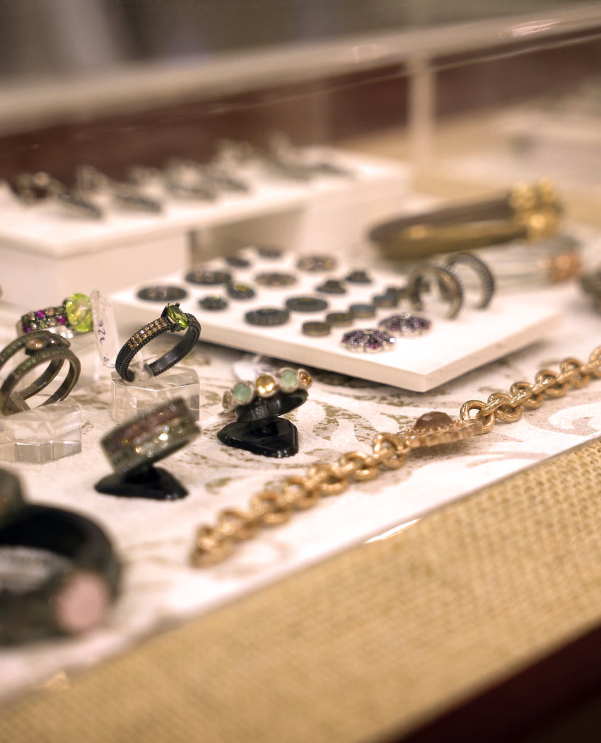 Joyas expuestas en la tienda Xavier Lecegui