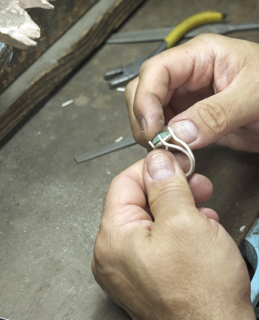 Creación artesanal de joyas en el taller de Xavier Lecegui