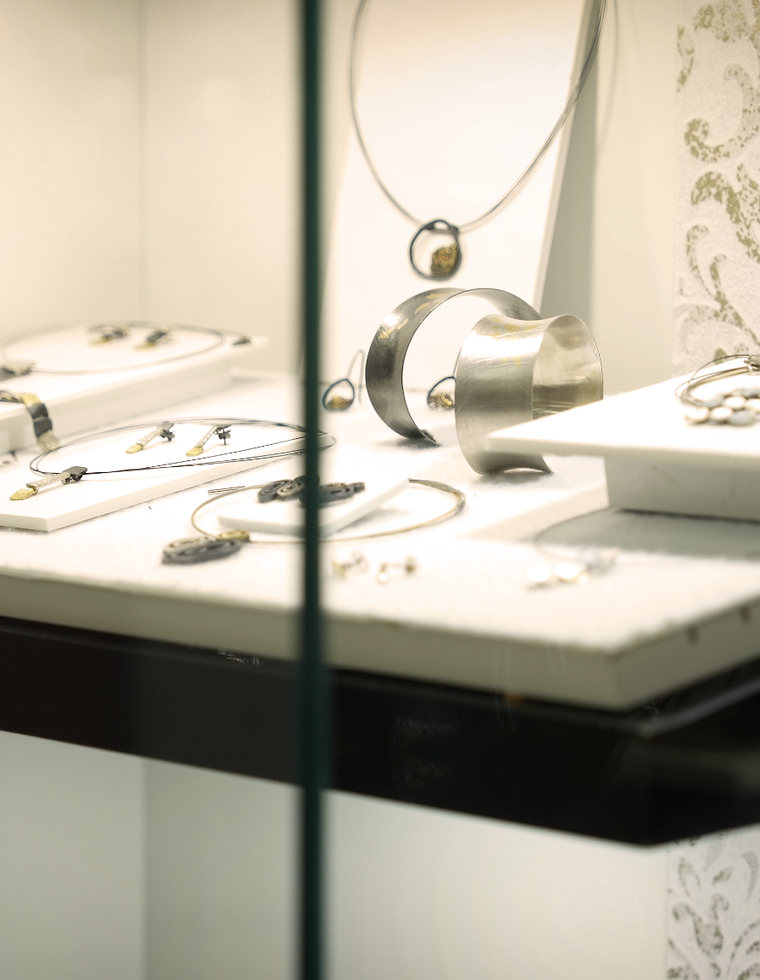Colección de joyas expuestas en la tienda