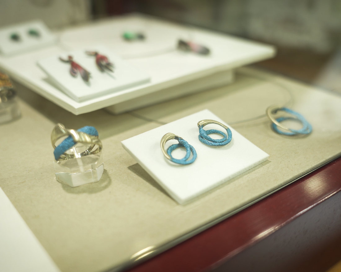 Joyas de autor expuestas en la tienda de Xavier Lecegui